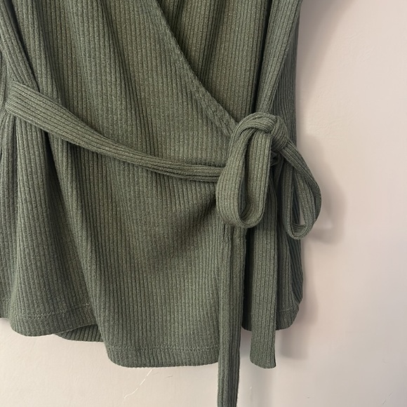 Green wrap top (size large) - Picture 3 of 4